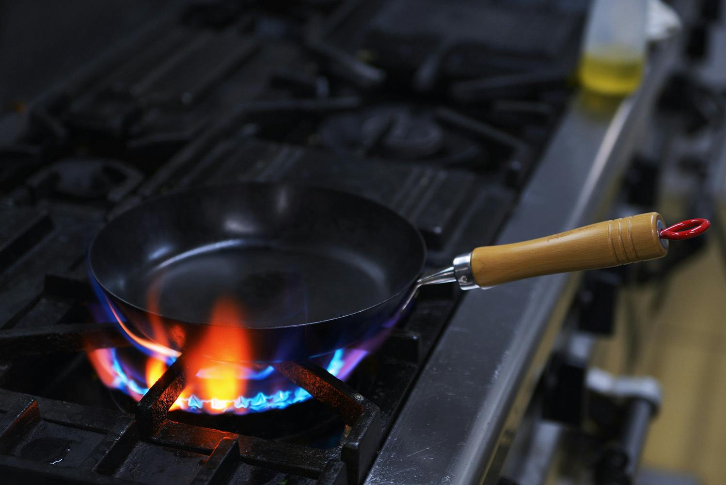 開発1年!料理人が徹底追及した一生使える鉄フライパン【Rosso】開発1年!料理人が徹底追及した一生使える鉄フライパン【Rosso】