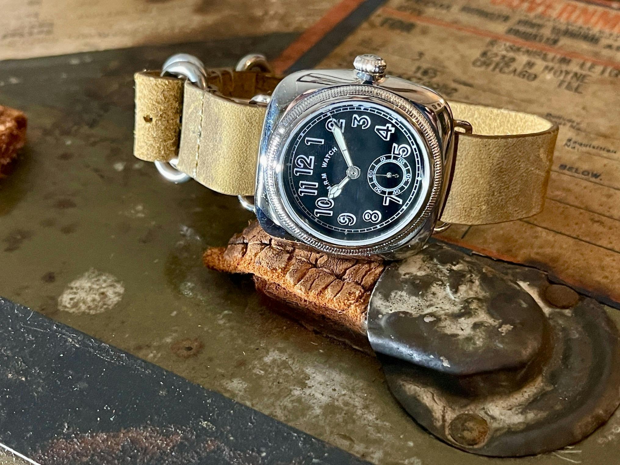 アンティーク腕時計の名作 1930年代クッションウォッチを復刻!