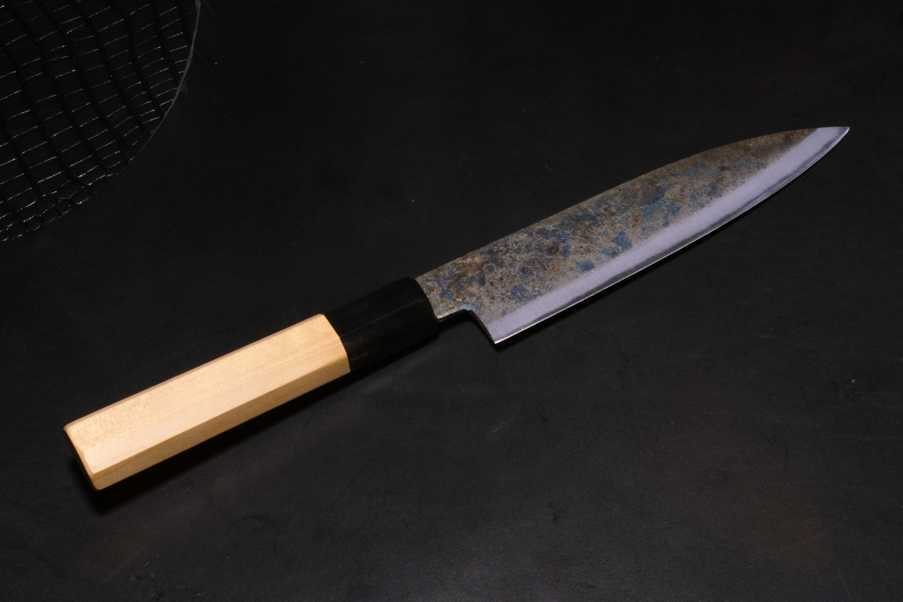黒一刀 出刃包丁 15cm 木製ハンドル 刀鍛冶が打った包丁と銘木ウォールナットハンドルの一品 「黒名栗