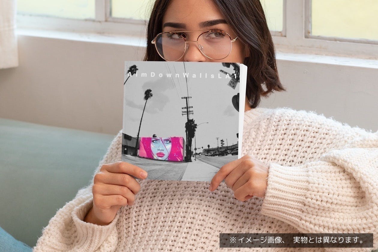 みんなで完成した ZINE のページをめくりながら、セブンイレブンの