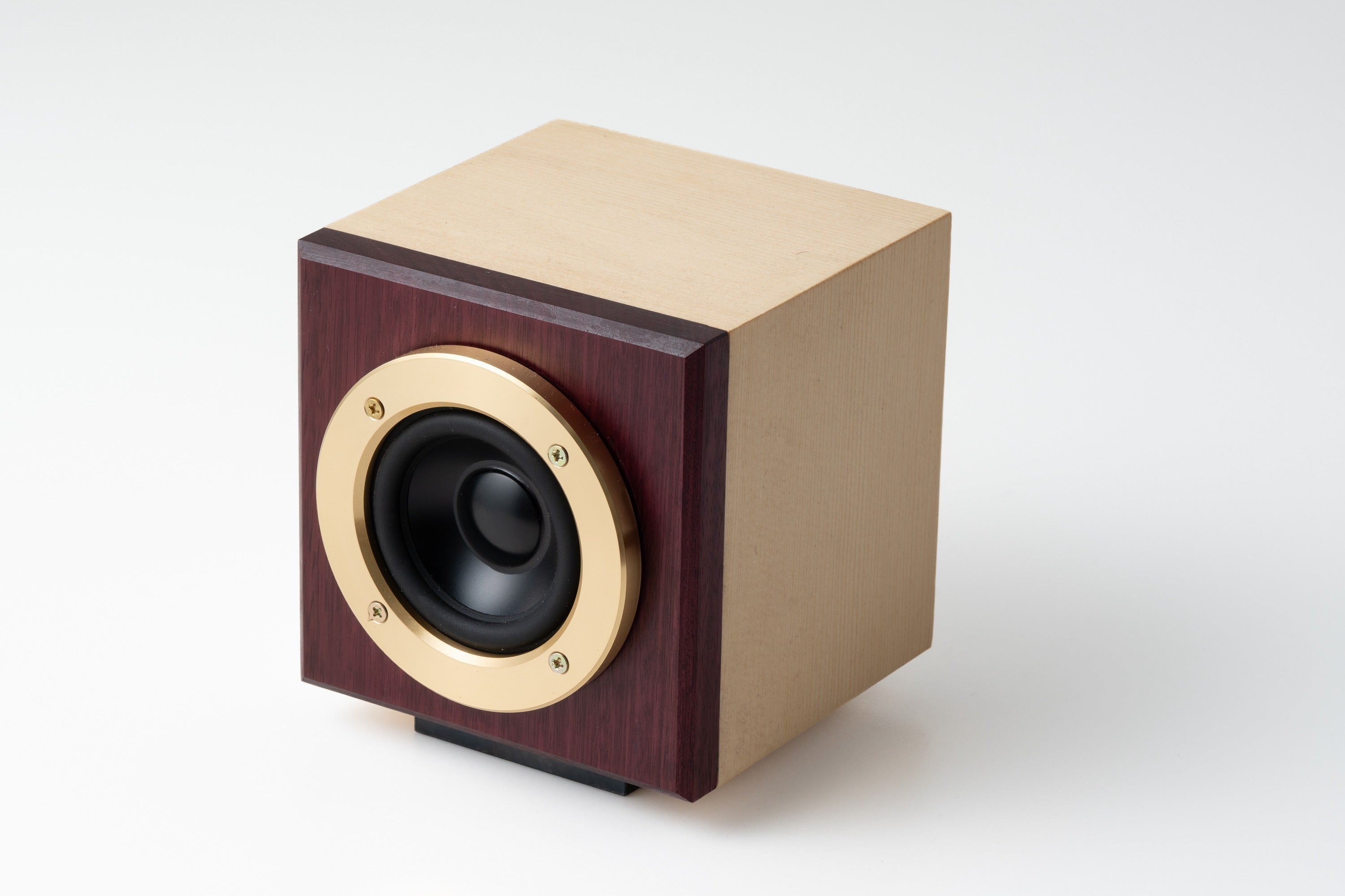 わずか13cm四方。超重低音も奏でる高音域スピーカー「OPUSⅩ」誕生