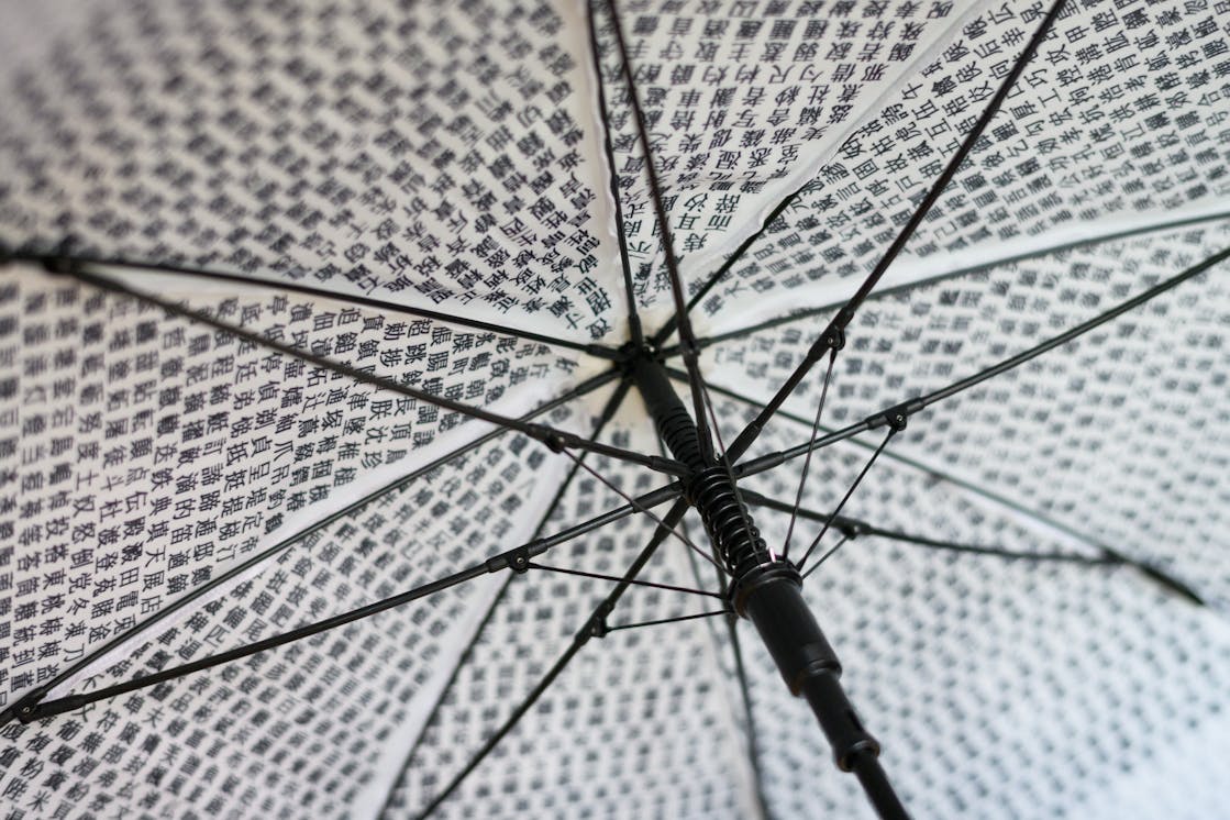 レトロ漢字 次世代傘 文字だらけの傘 晴耕雨読 6355文字詰め込みました Campfire キャンプファイヤー