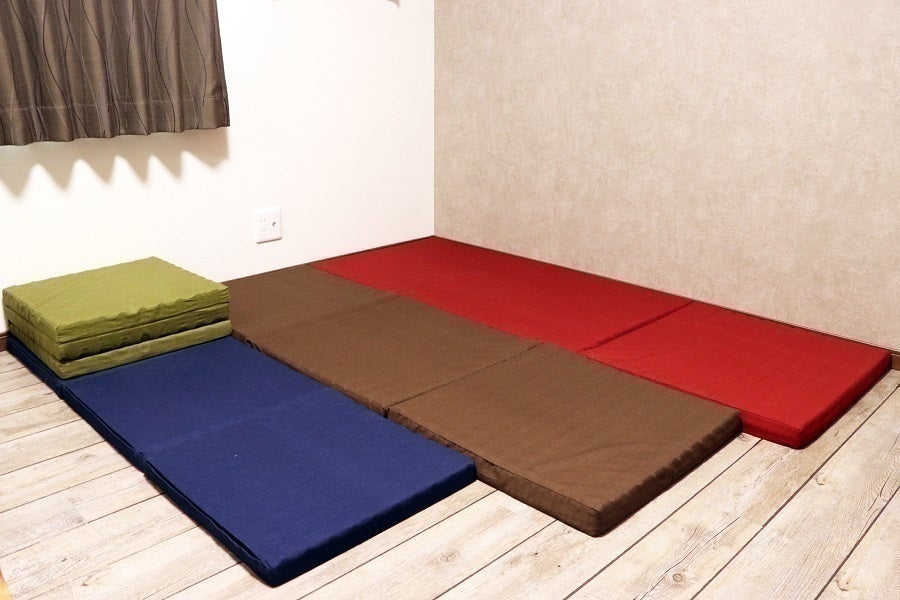 3秒で寝れる。手軽さを追求した携帯マット【TOKURIートクリ