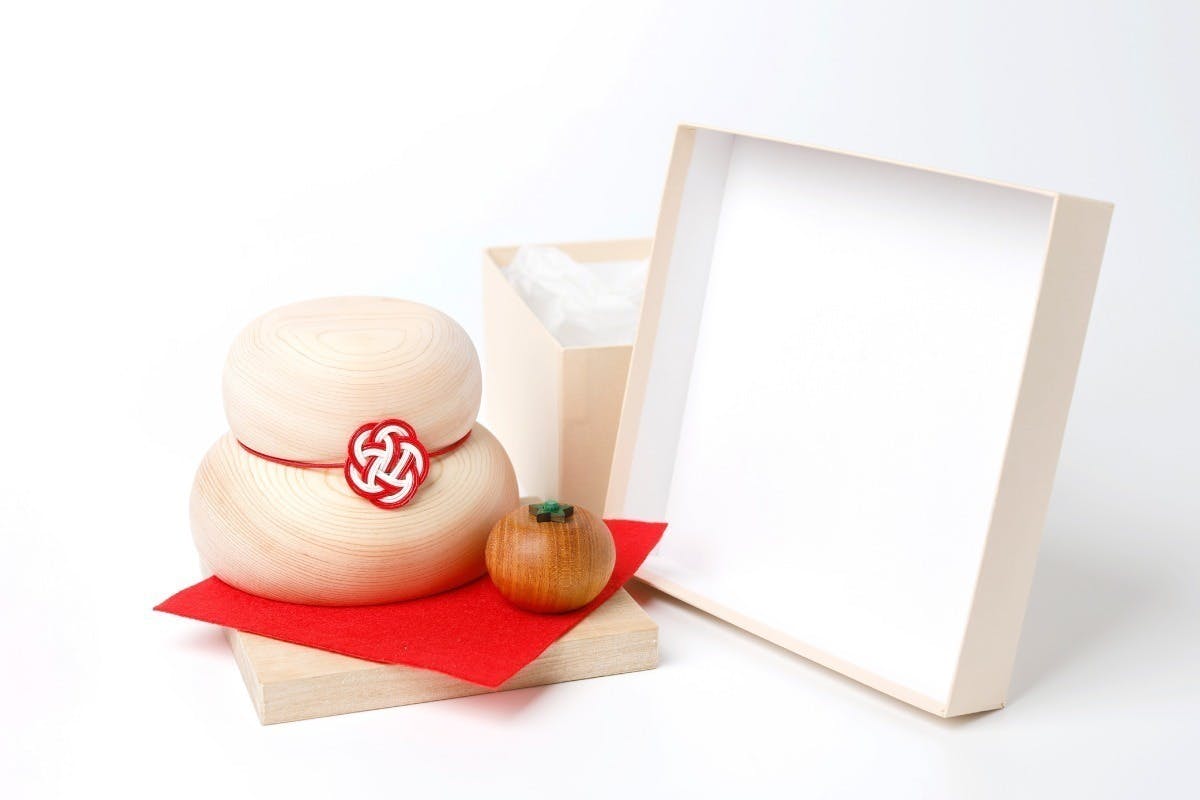 【神様が宿る木】でお正月を華やかに。日本職人が削り出す 国産銘木3種の鏡餅セット
