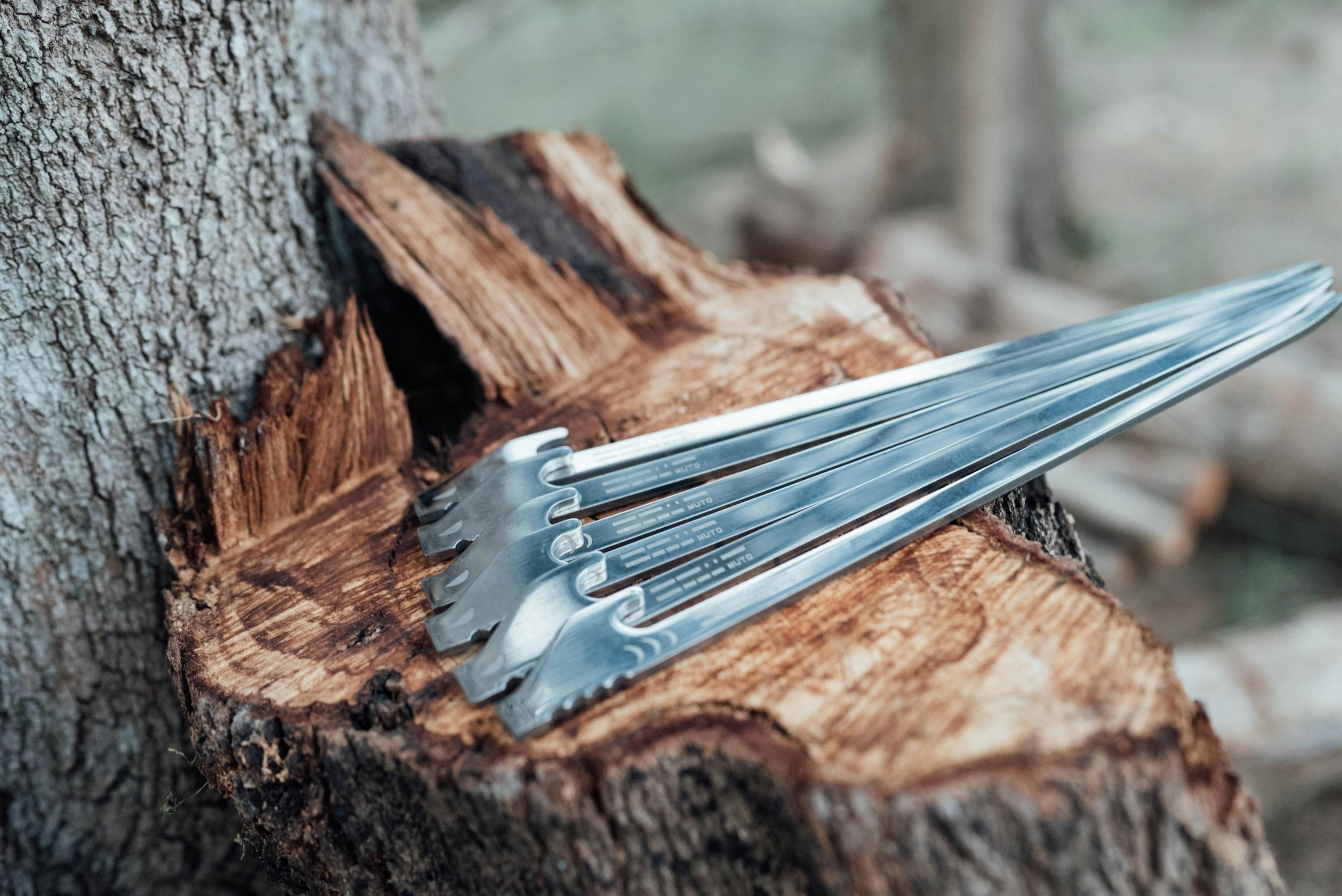 わずか3.8㎜の極薄・強靭な平面キャンプペグ【Shark Peg】 - CAMPFIRE