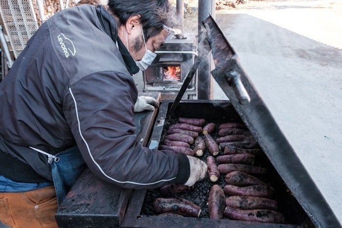 幻の焼き芋!】老朽石焼窯を復活させて蜜たっぷり自慢の焼き芋を作り 幻の焼き芋!】老朽石焼窯を復活させて蜜たっぷり自慢の焼き芋を作り