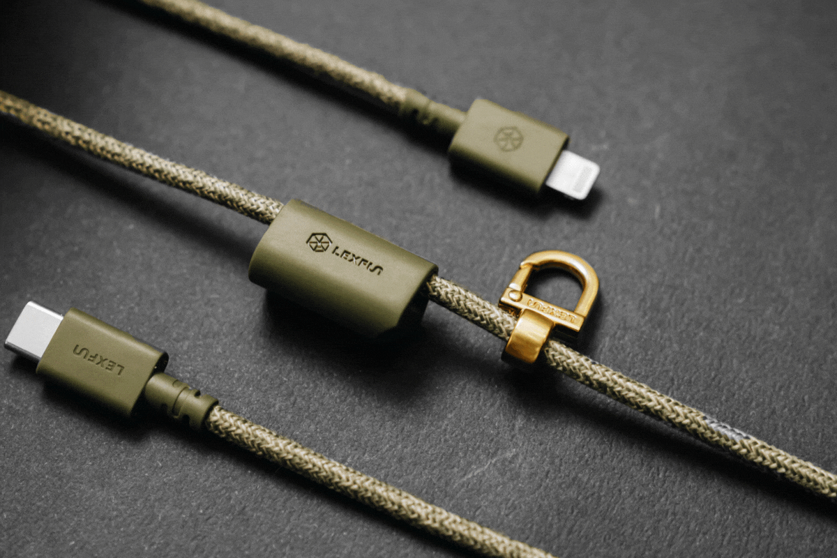 充電ケーブルに早変わり！次世代のスマホストラップ「Power Sling