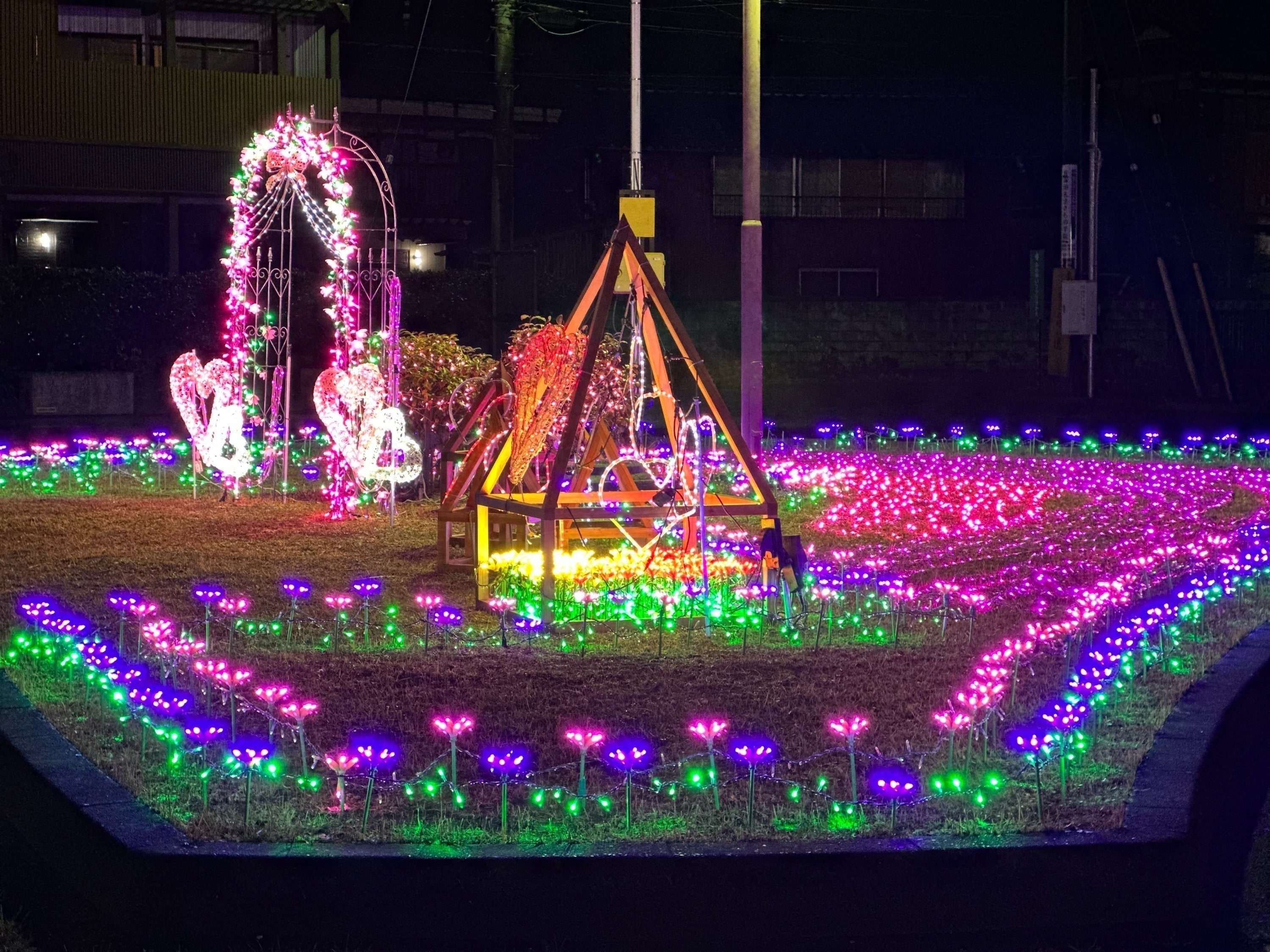 難読駅「安食（あじき）駅」前をイルミネーションで、子どもたちを笑顔
