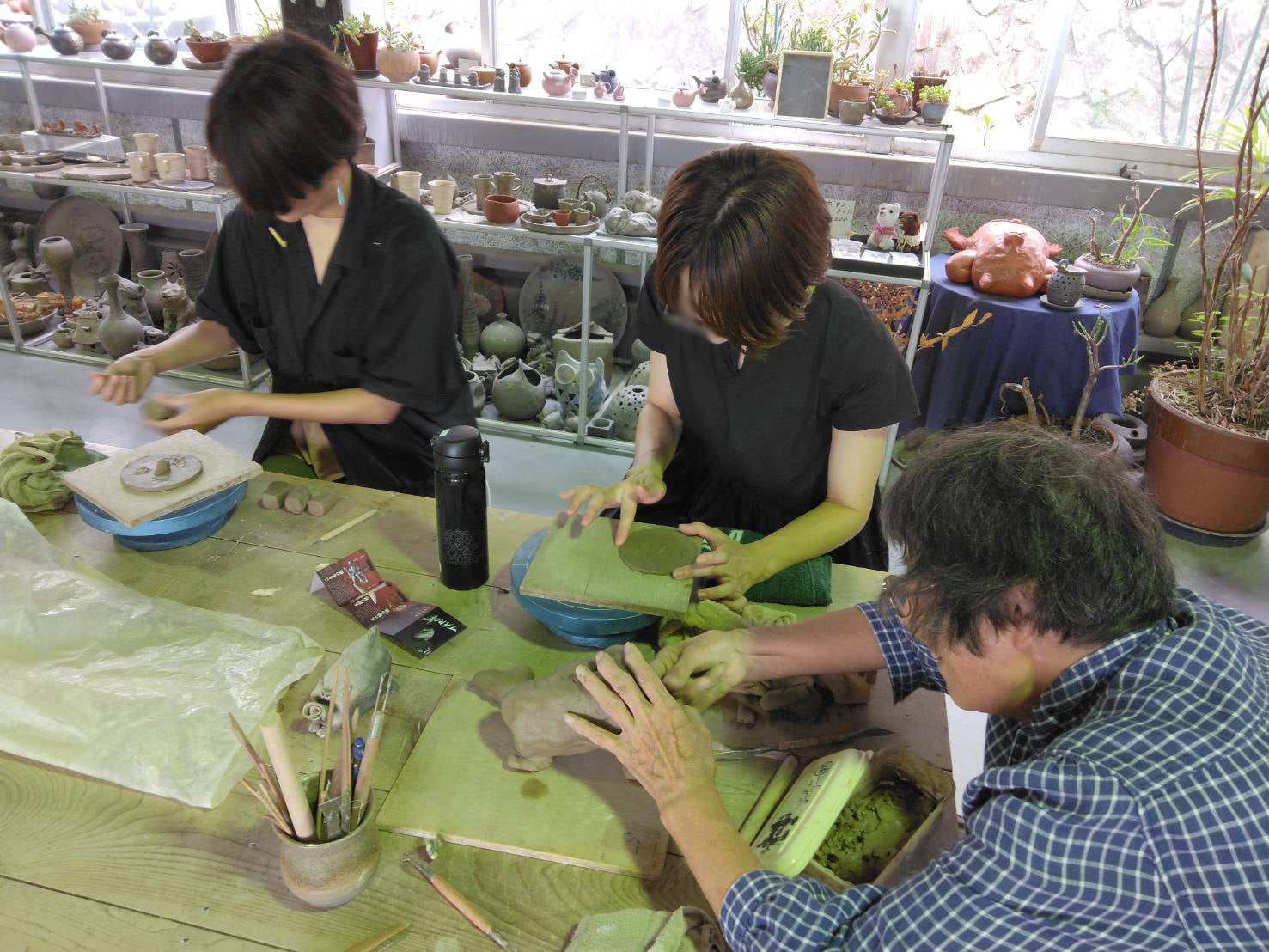 土砂崩れで壊れた擁壁を修復し、安全な観光と伝統の常滑焼の陶芸道場を