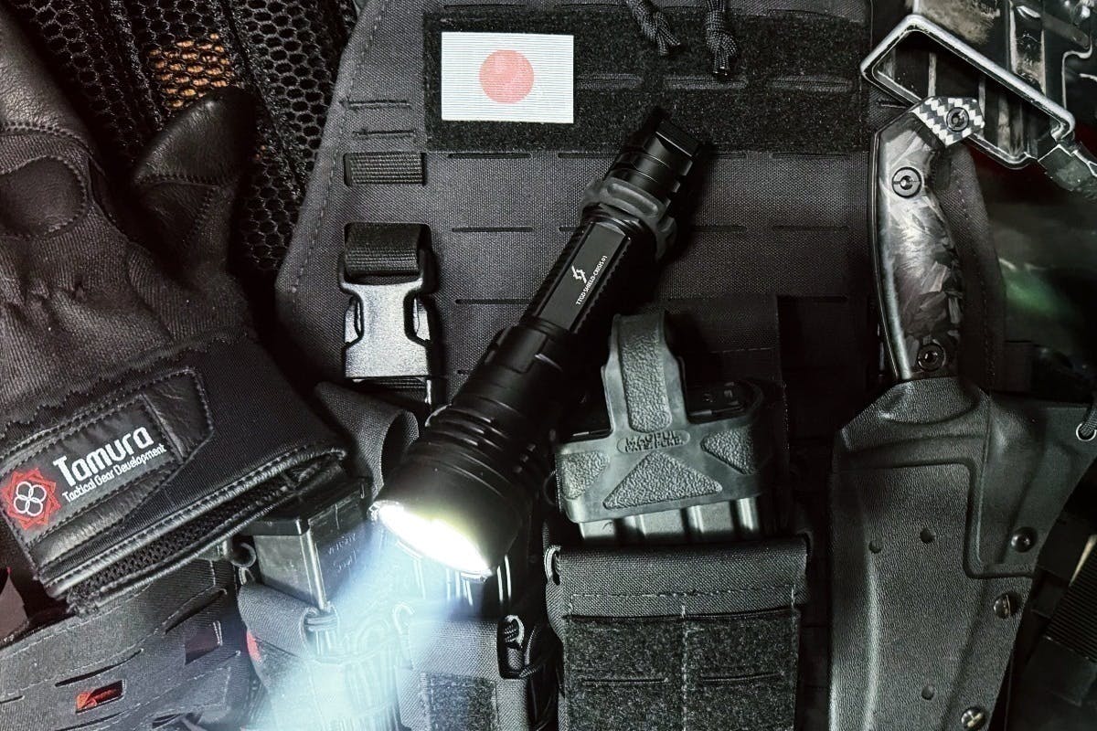 田村装備開発 CRISIS-01 タクティカルライト 予備バッテリー 装着具他 元特殊部隊員が考案したタクティカルライト『CRISIS 01