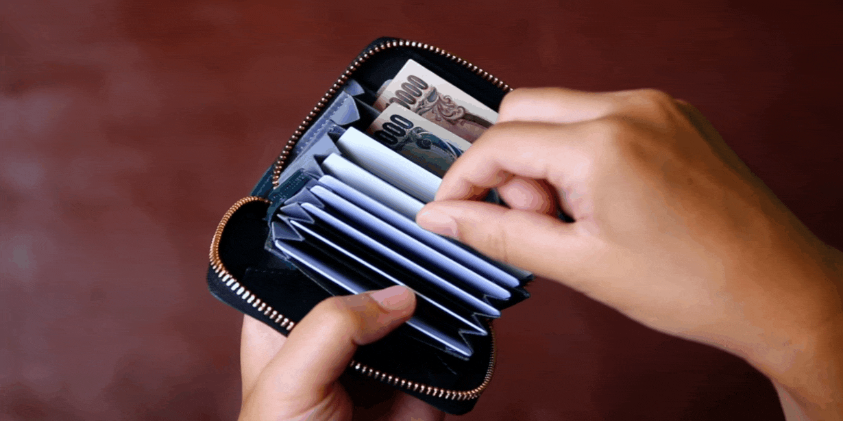 お札は折らず・膨れない新構造を実現したラウンドZIPミニ財布 SATTO 