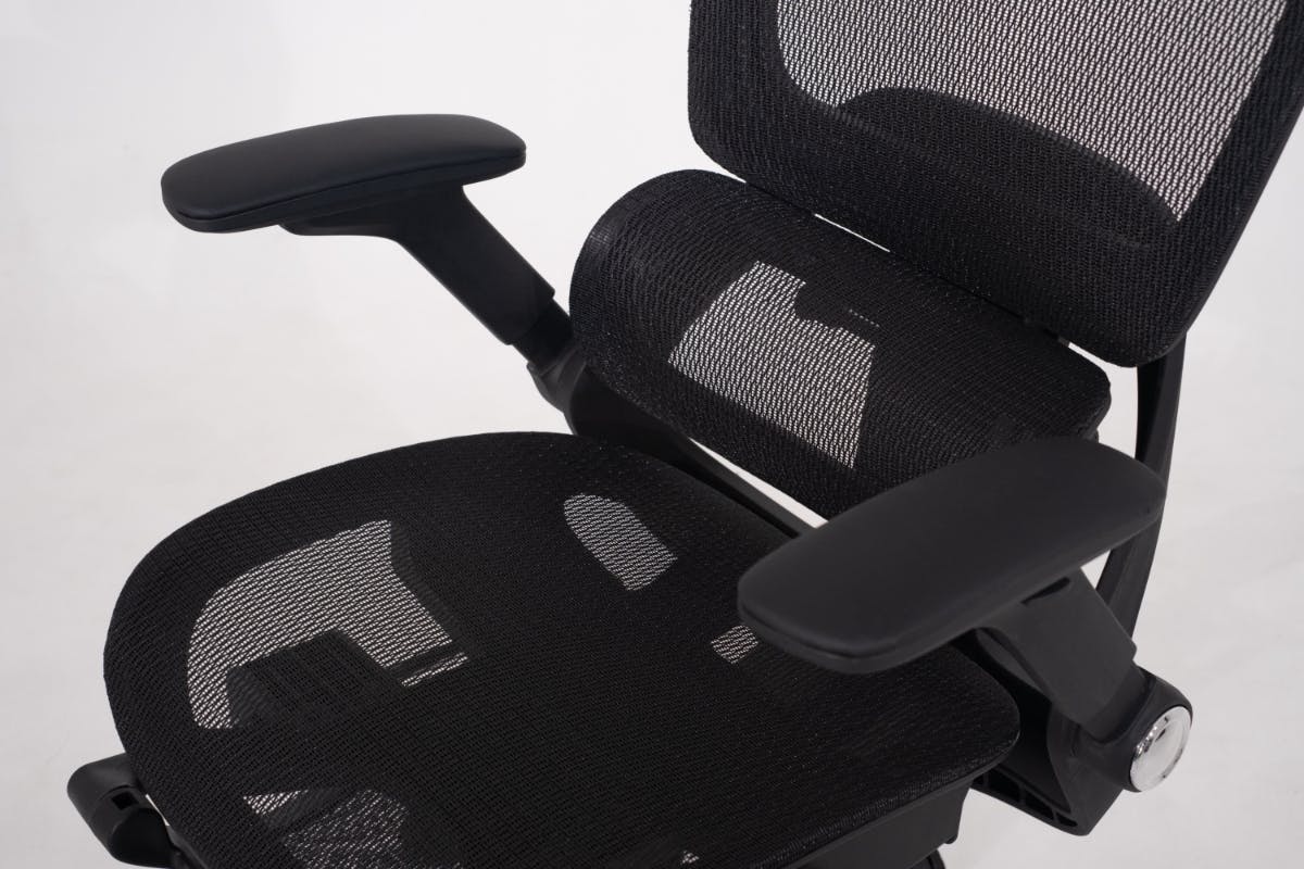 （6月中旬まで掲載予定）椅子　定価1万8千円 奇跡の椅子 AppleがHIROSHIMAに出会った日 | 小松 成美 |本 | 通販