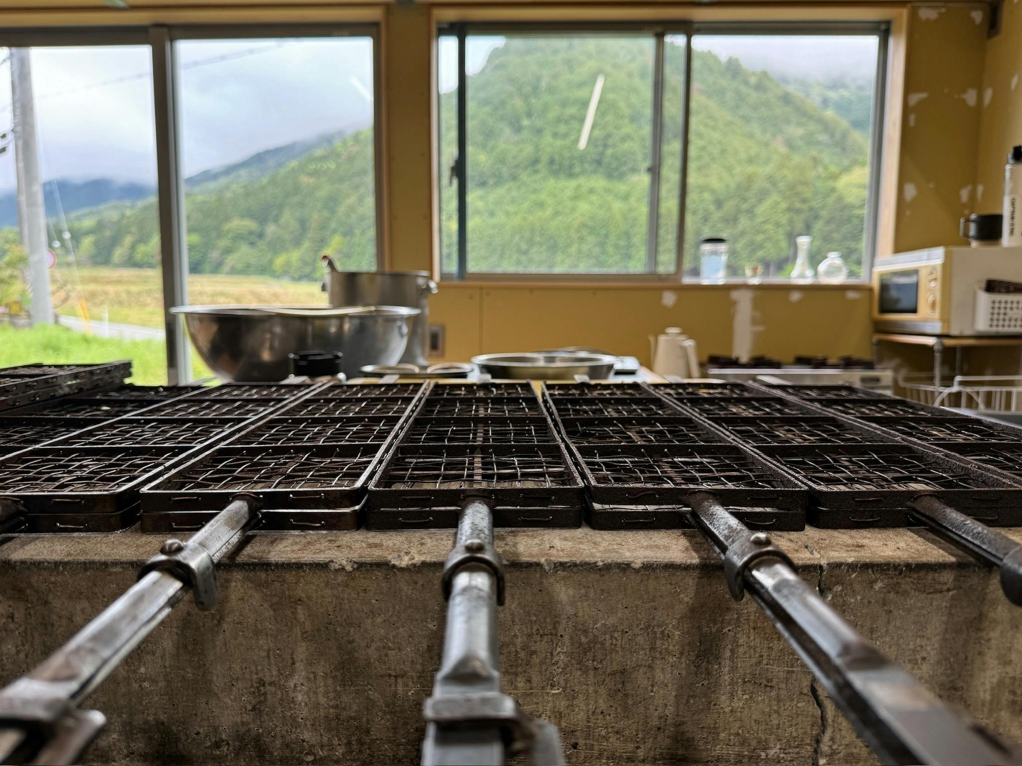 西脇門柳山の天然水をつかった 「僕が本当に造りたかったおかき」を