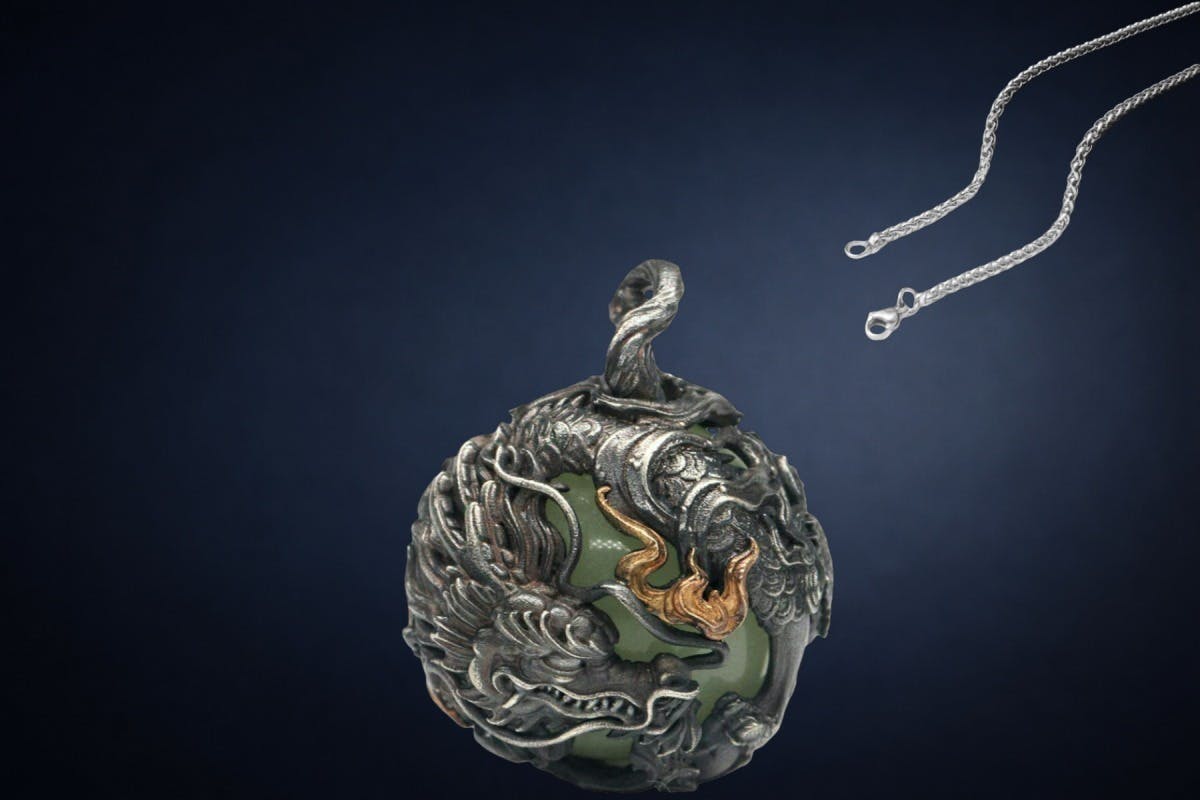龍好き必見。彫刻レベルの立体造形＆夜光石の迫力ペンダント！龍の守護