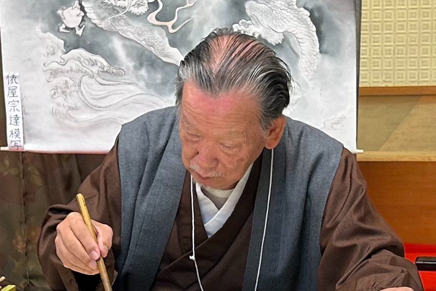 伝統工芸士等のきもの作家が長年に亘り培った染色技法を現代社会に