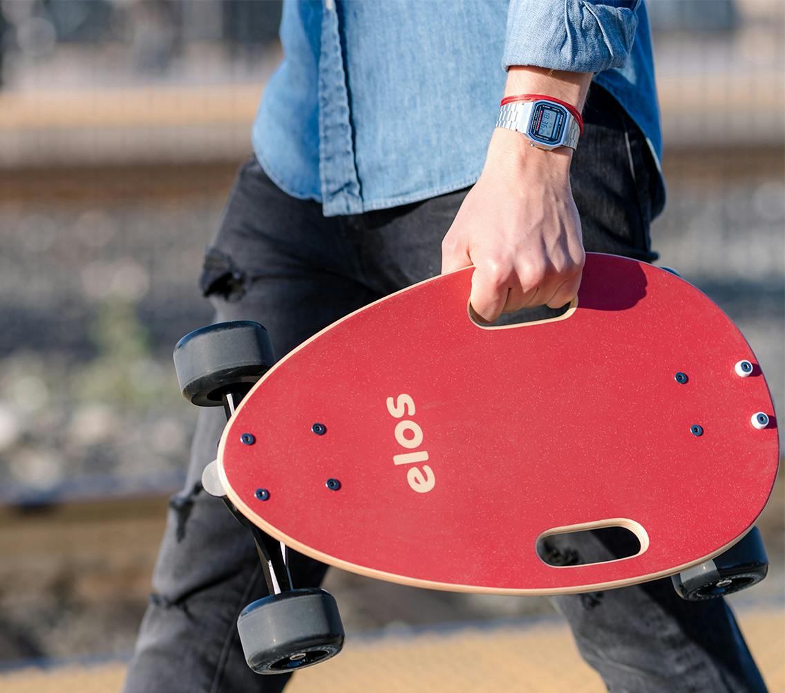 バックパックに収まるコンパクトなスケートボード「Elosスケートボード」