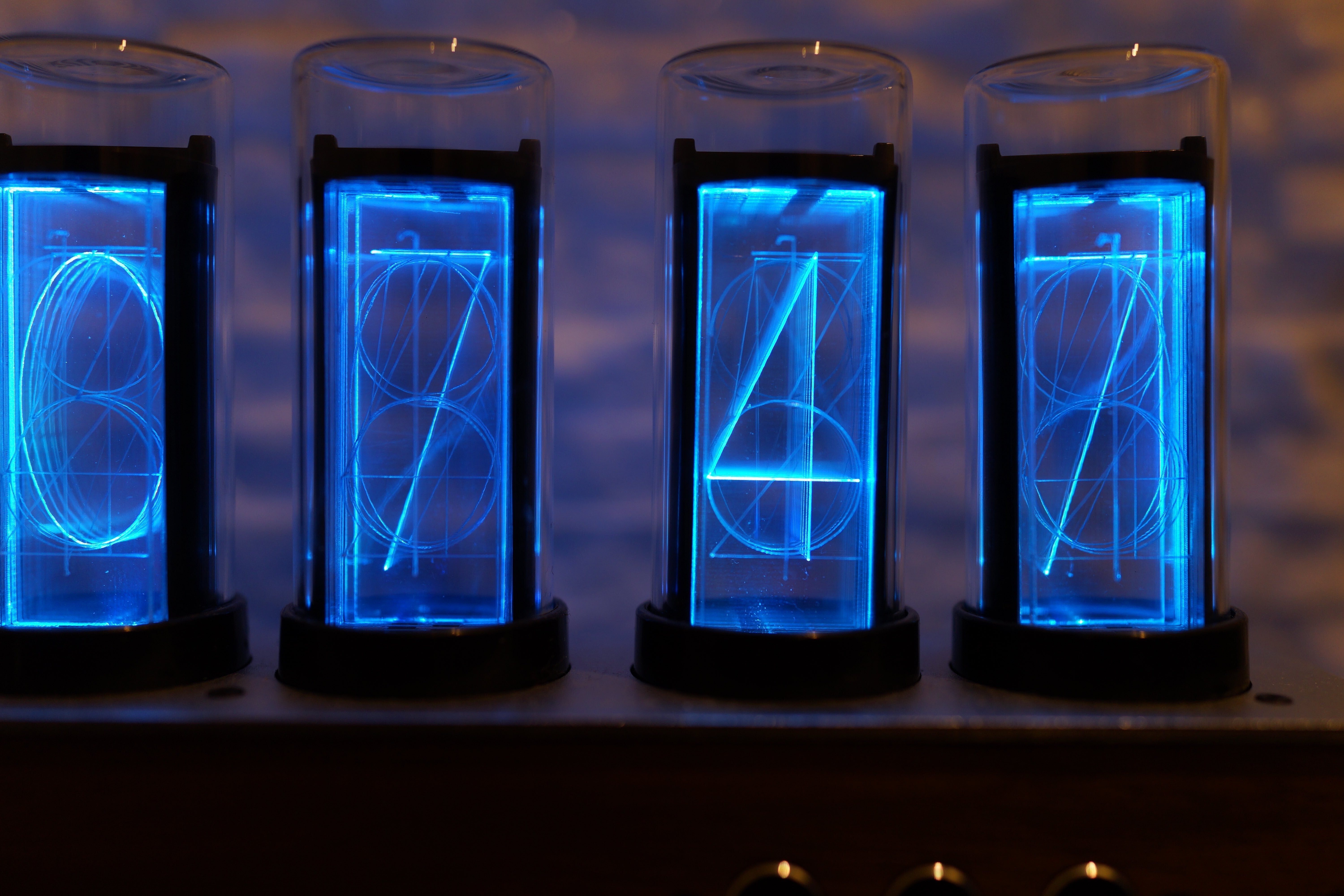 LEDでエコ・安全・長持ち！大人が心を奪われる、1600万色のニキシー