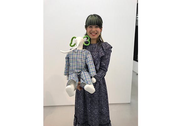 世界への扉を切り拓く！新進気鋭の現代アーティスト「伊藤彩作品集制作