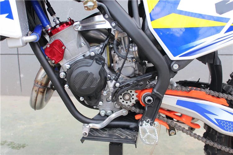 2ストロークバイクの楽しさを味わおう 高性能低価格125ccオフロードバイク Campfire キャンプファイヤー 2ストロークバイクの楽しさを味わおう 高性能低価格125ccオフロードバイク Campfire キャンプファイヤー