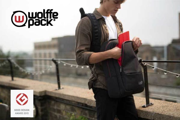 背中のバッグを簡単に体の前面に持ってくることのできる革命的なバックパック