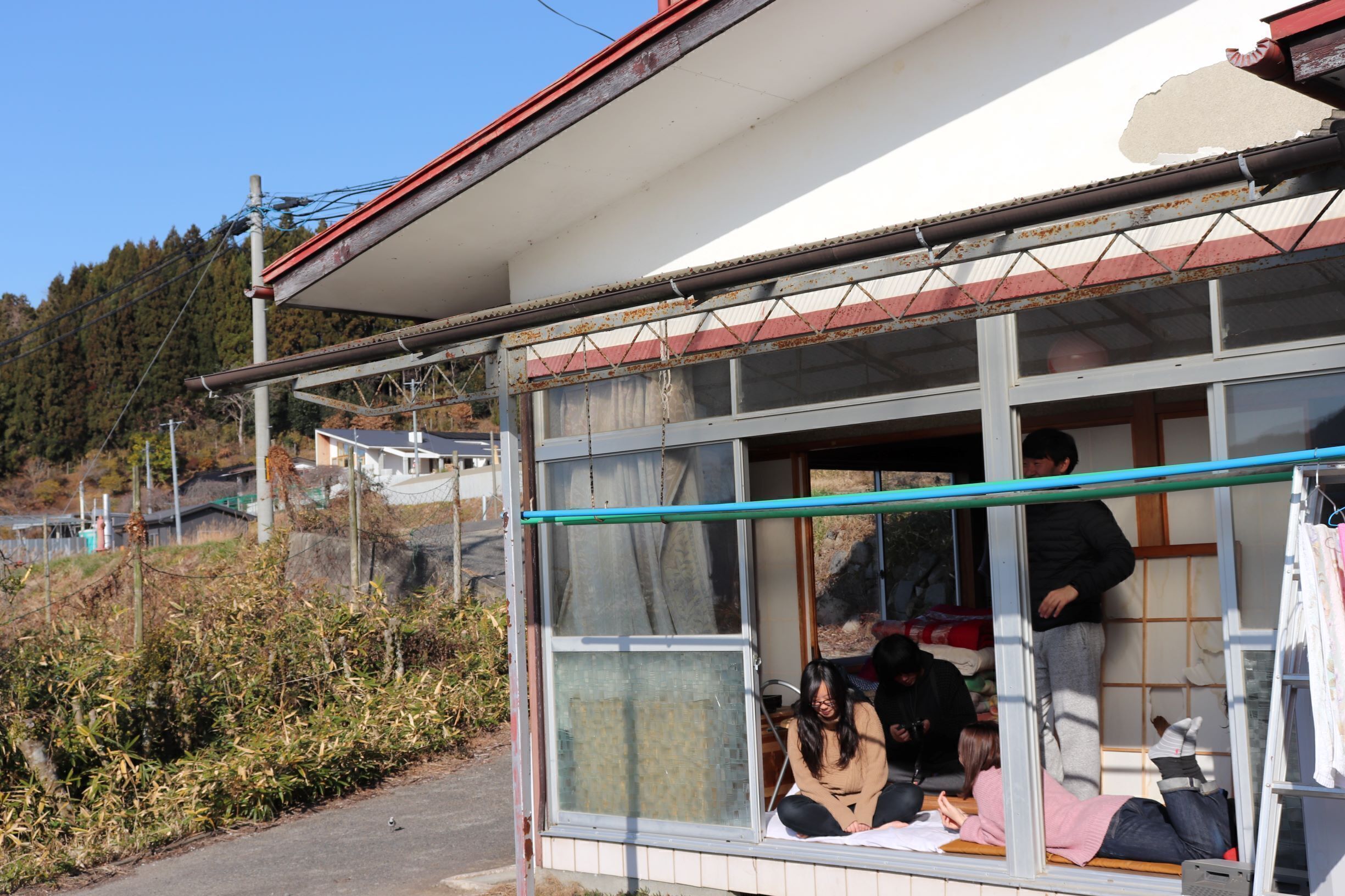 みんなでひとつトタン屋根の下。共同所有の『家』で17世帯の集落に 
