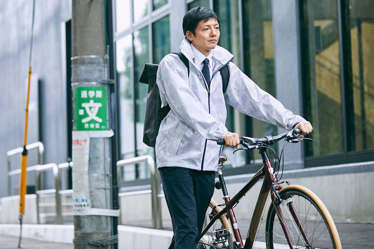 雨の自転車を安全に！特許フード搭載の革新的レインウェア＋防水バッグ（PC収納付） - CAMPFIRE (キャンプファイヤー)