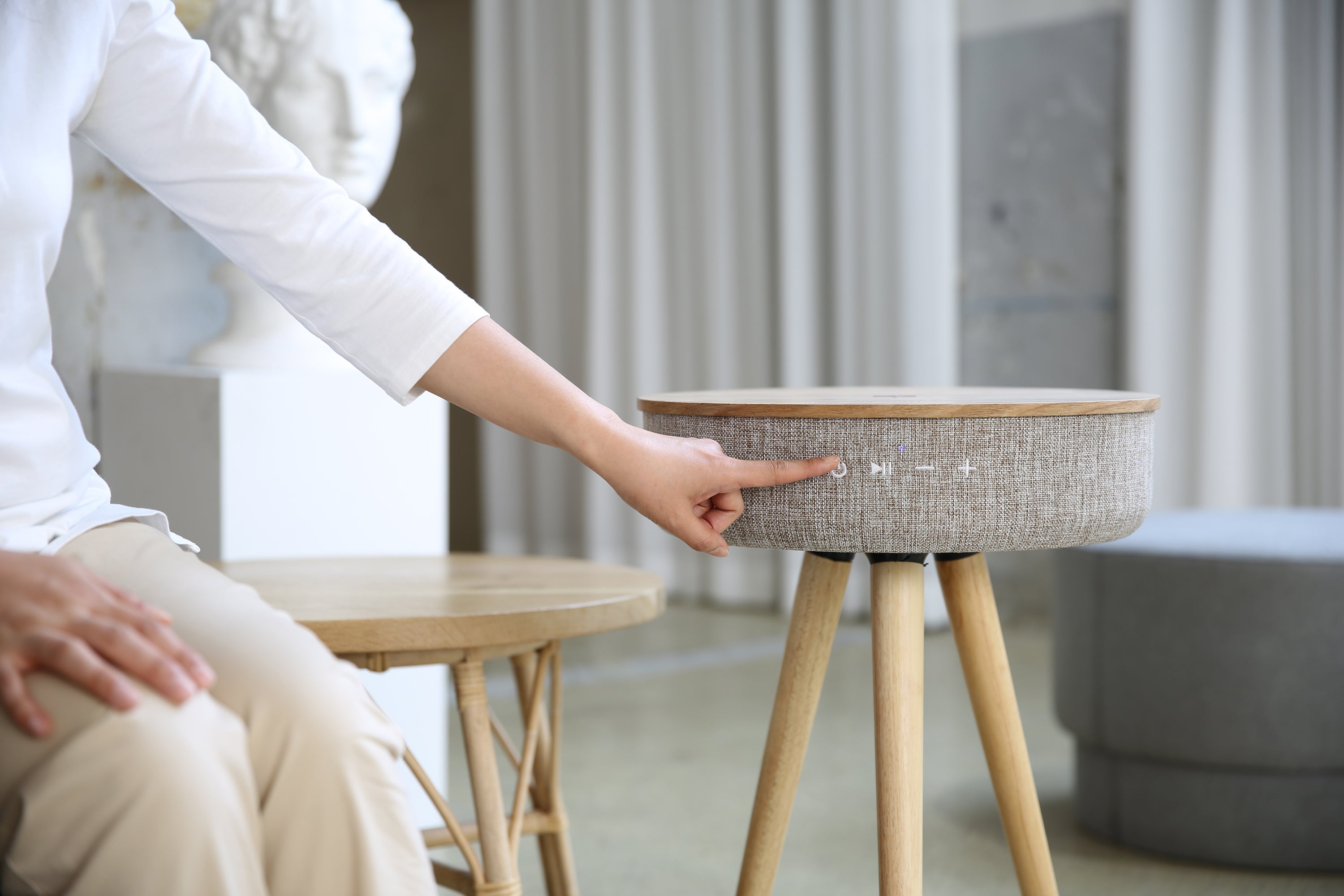 置くだけでスマホ充電もOK、360°スピーカーを内蔵したテーブル「Mellow