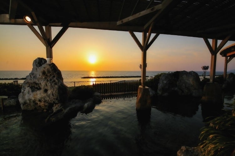 日本海の夕陽と開湯110余年の瀬波に生きる「大観荘せなみの湯」の未来