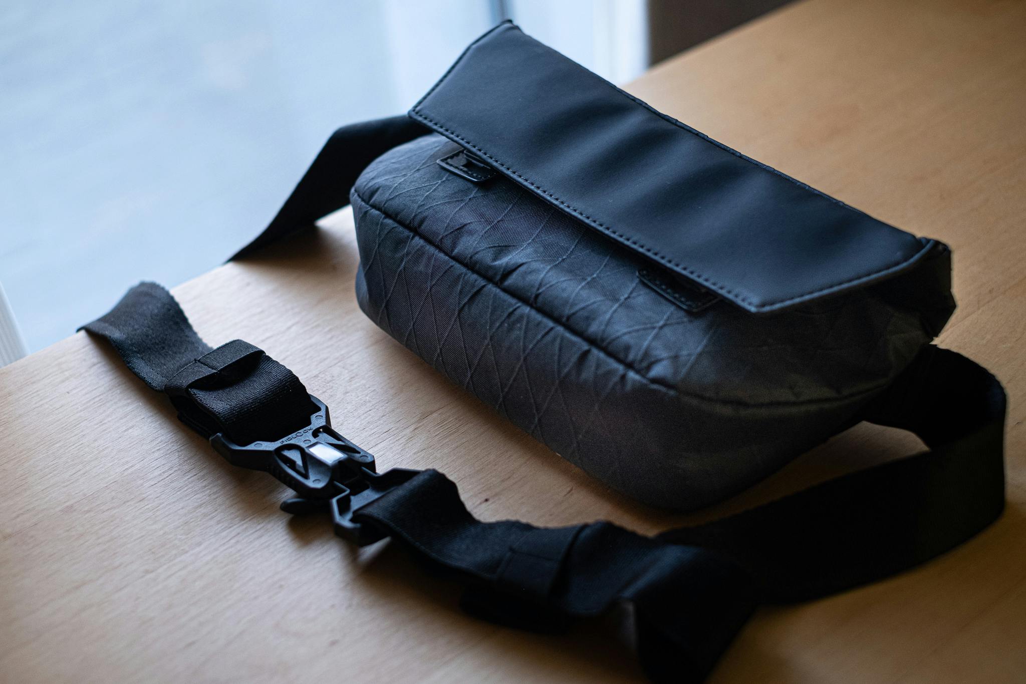 超コンパクトなスリングバッグ「Dayfarer Active Sling」 - CAMPFIRE