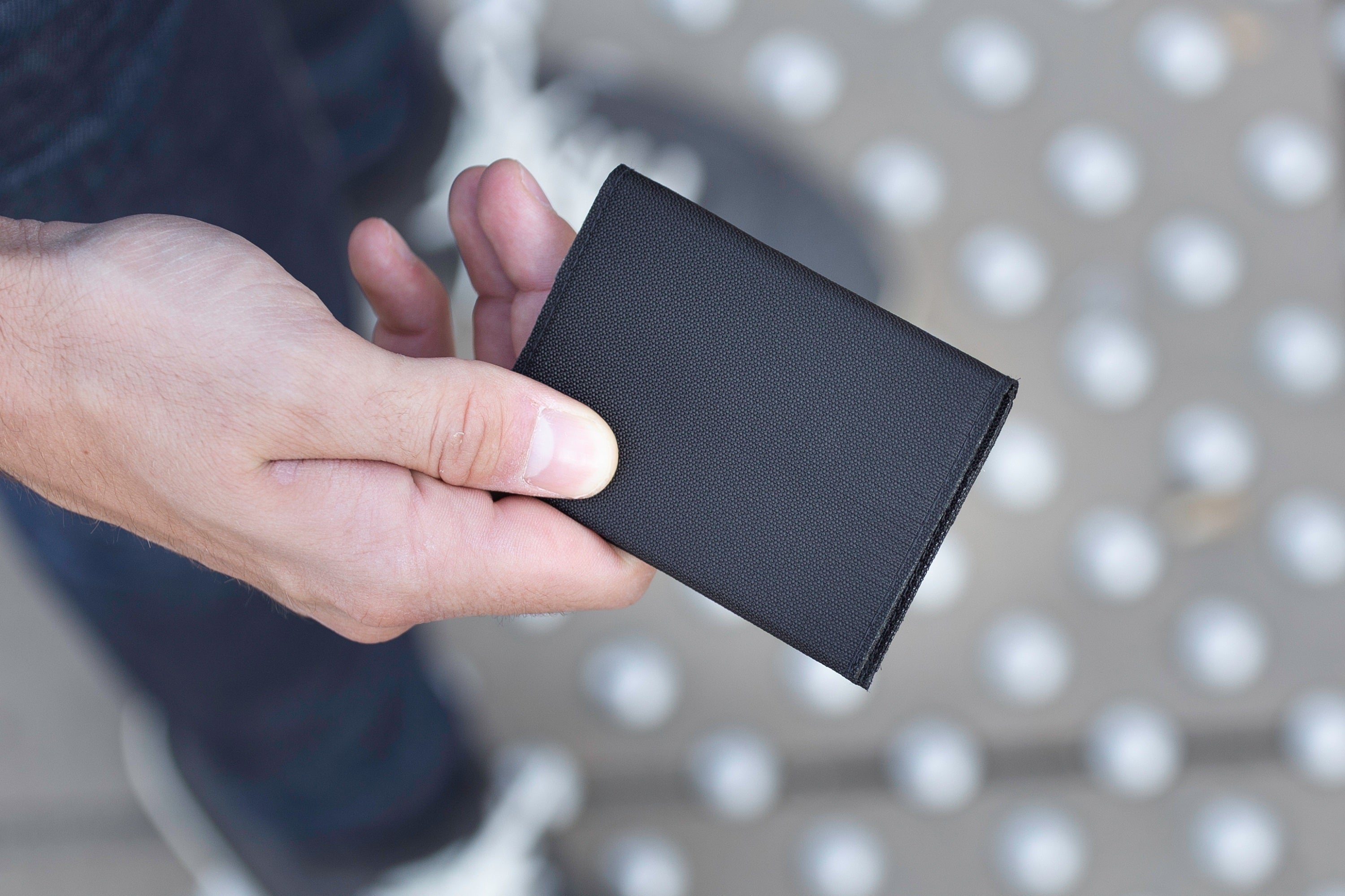 必要なものは全て5mmの中に！超軽量15g・高耐久スマートウォレット