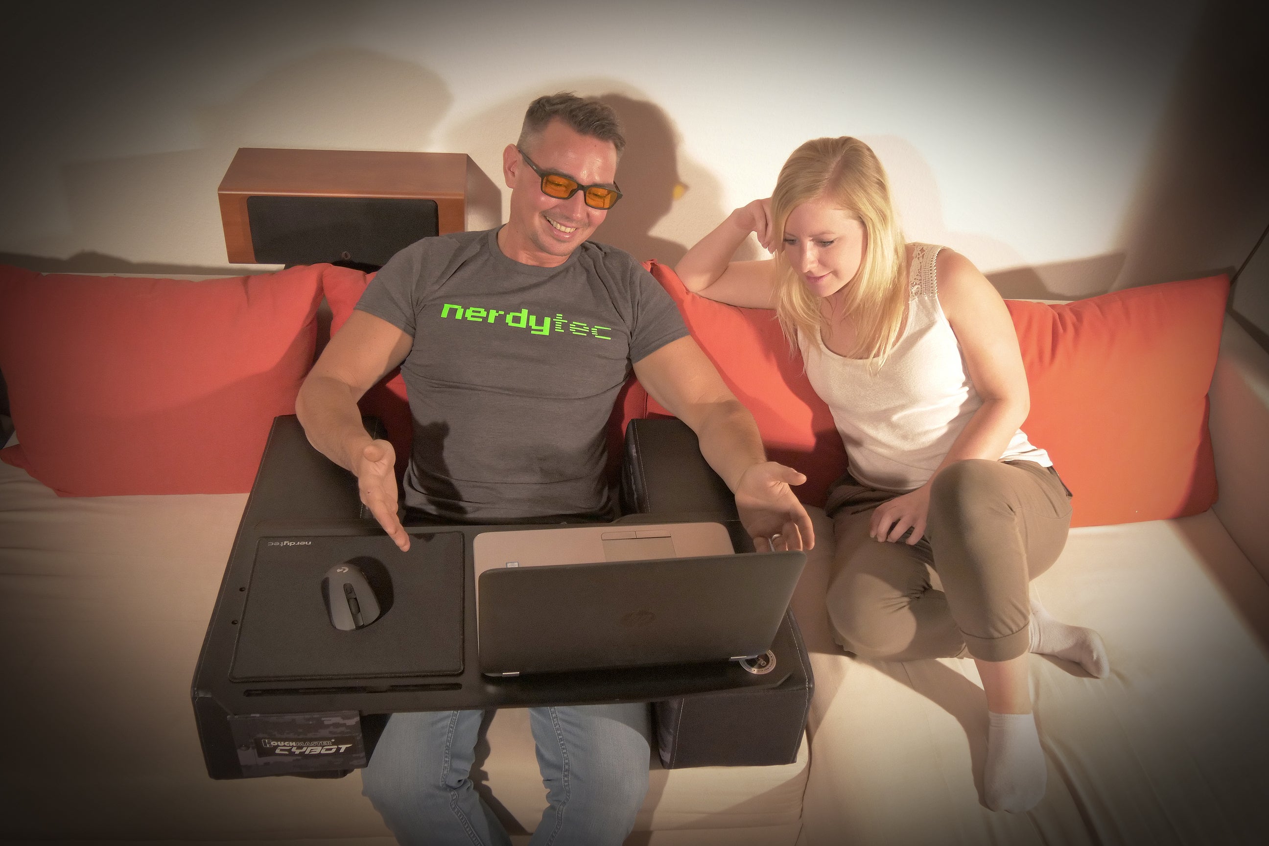 テレワークの最強助っ人！パソコンデスクCouchmaster(カウチマスター