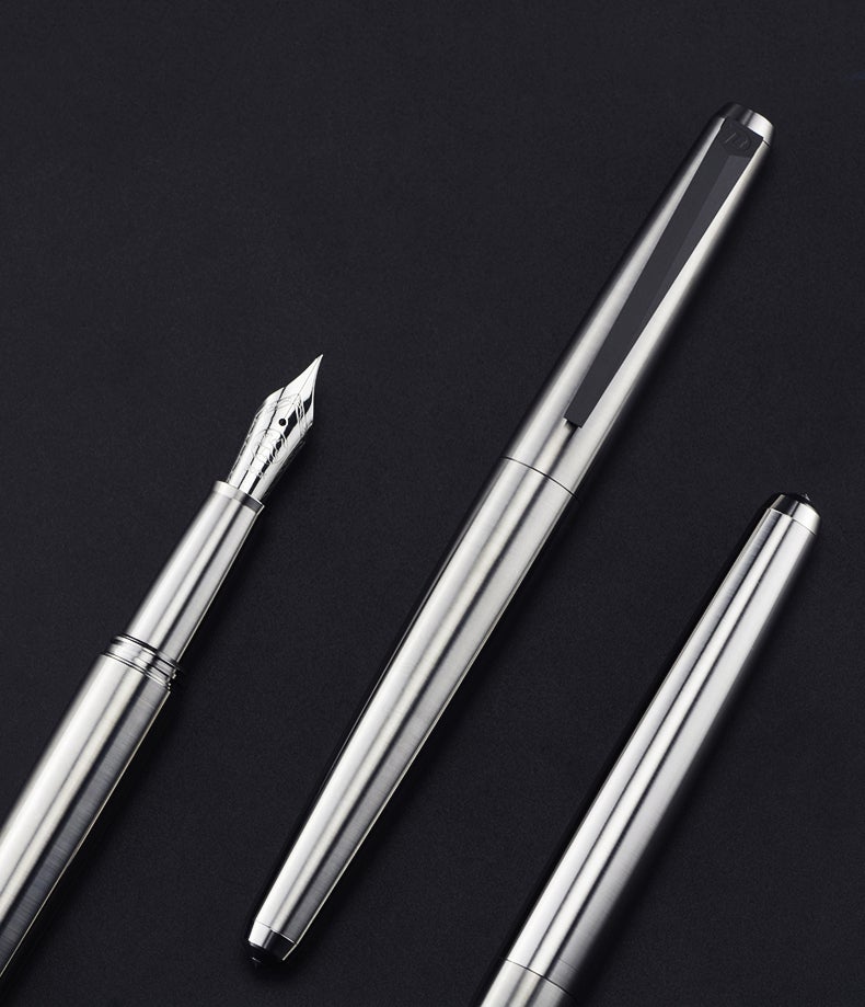 チタン製万年筆「Razor」、マシンを芸術にする。＜一生モノの相棒＞に