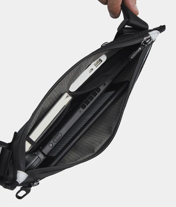 軽量コンパクトで先進素材を採用したスリングバッグ「Atom X Sling」