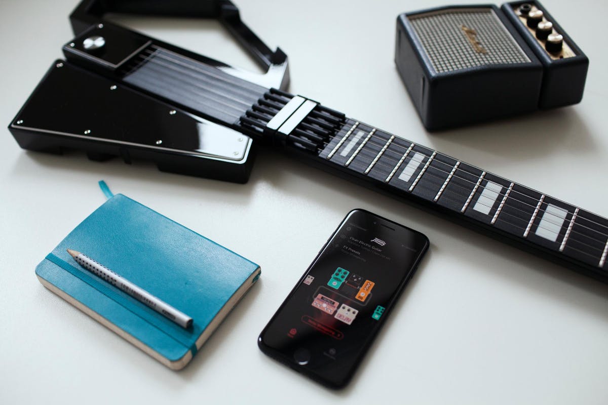 Jammy】ギターのスキルで様々な楽器が演奏できるポータブルMIDIギター Jammy】ギターのスキルで様々な楽器が演奏できるポータブルMIDIギター