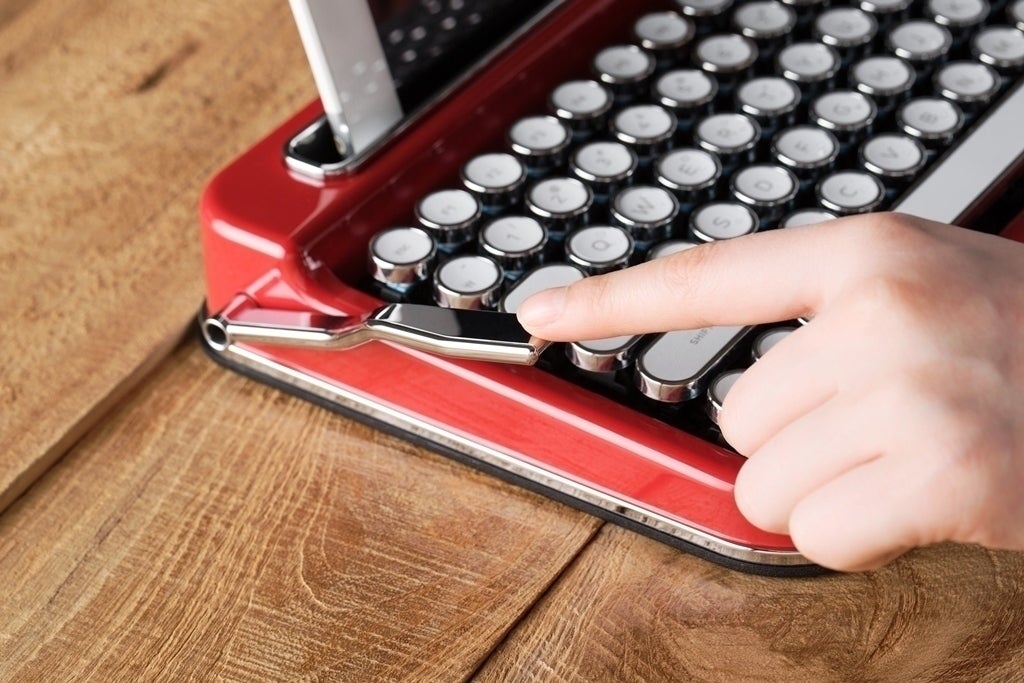 レトロなのにデジタル。タイプライター風ワイヤレスキーボード「PENNA