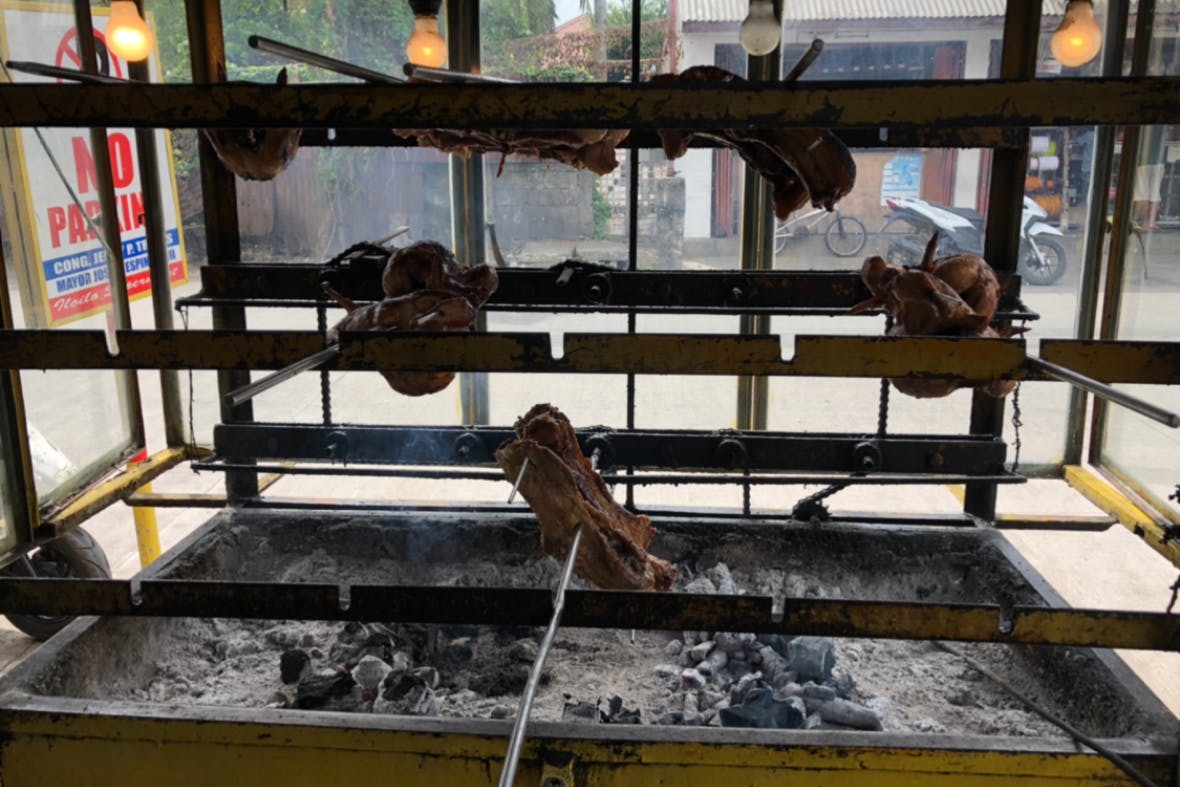 キッチンカーで外国の豚 鳥の丸焼き 丸焼き弁当の販売 Campfire キャンプファイヤー