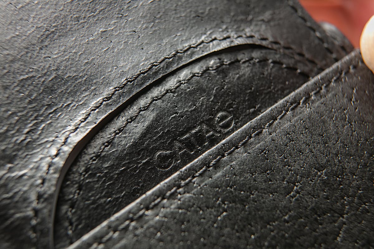 日本のイノシシ革 小さく薄い革財布 縦横約9cm厚さ1 4cm Catae Campfire キャンプファイヤー 日本のイノシシ革 小さく薄い革財布 縦横約9cm厚さ1 4cm Catae Campfire キャンプファイヤー