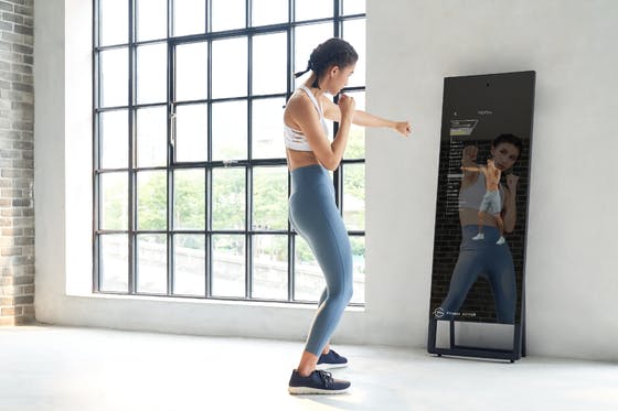 日本初!ミラー型自宅トレー二ング用デバイス「Fitness mirror」