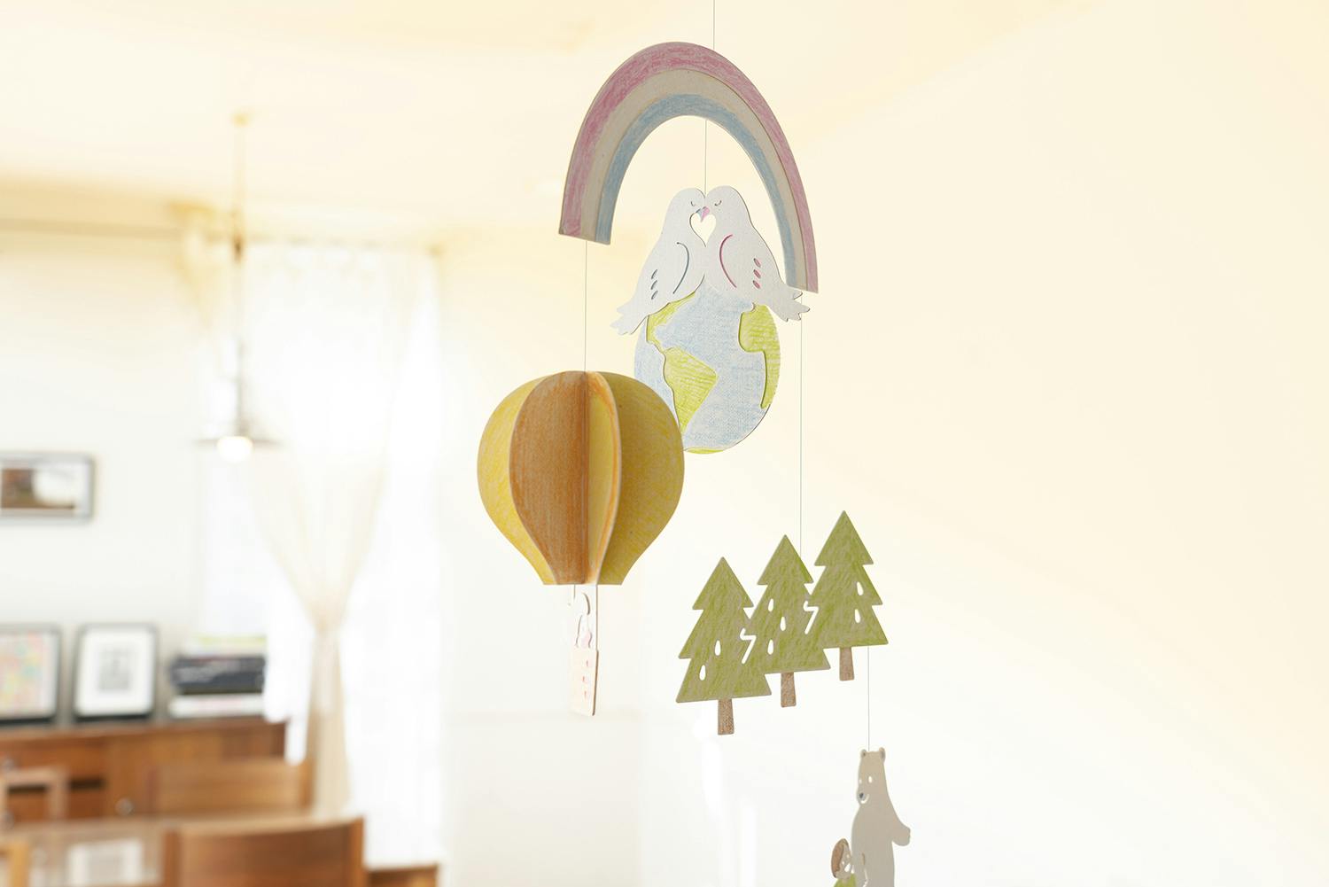 使用済コピー用紙がアート作品に変身 手作りのモビールでsdgsを普及させたい Campfire キャンプファイヤー 使用済コピー用紙がアート作品に変身 手作りのモビールでsdgsを普及させたい Campfire キャンプファイヤー