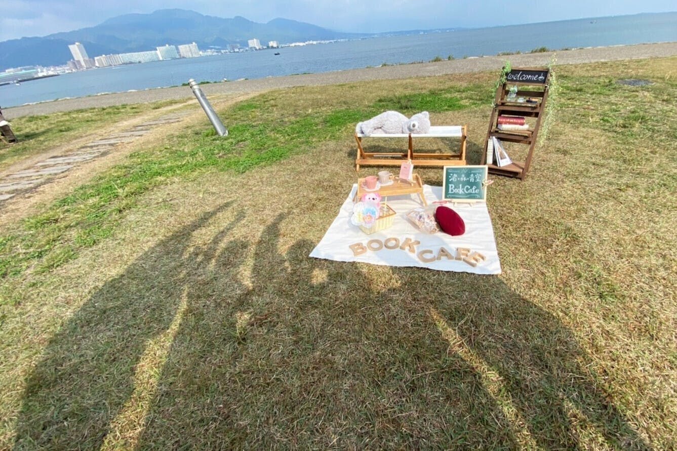 コロナ禍の中で憩いの場を 大学生がびわ湖で開く 渚と森の青空ブックカフェ Campfire キャンプファイヤー コロナ禍の中で憩いの場を 大学生がびわ湖で開く 渚と森の青空ブックカフェ Campfire キャンプファイヤー