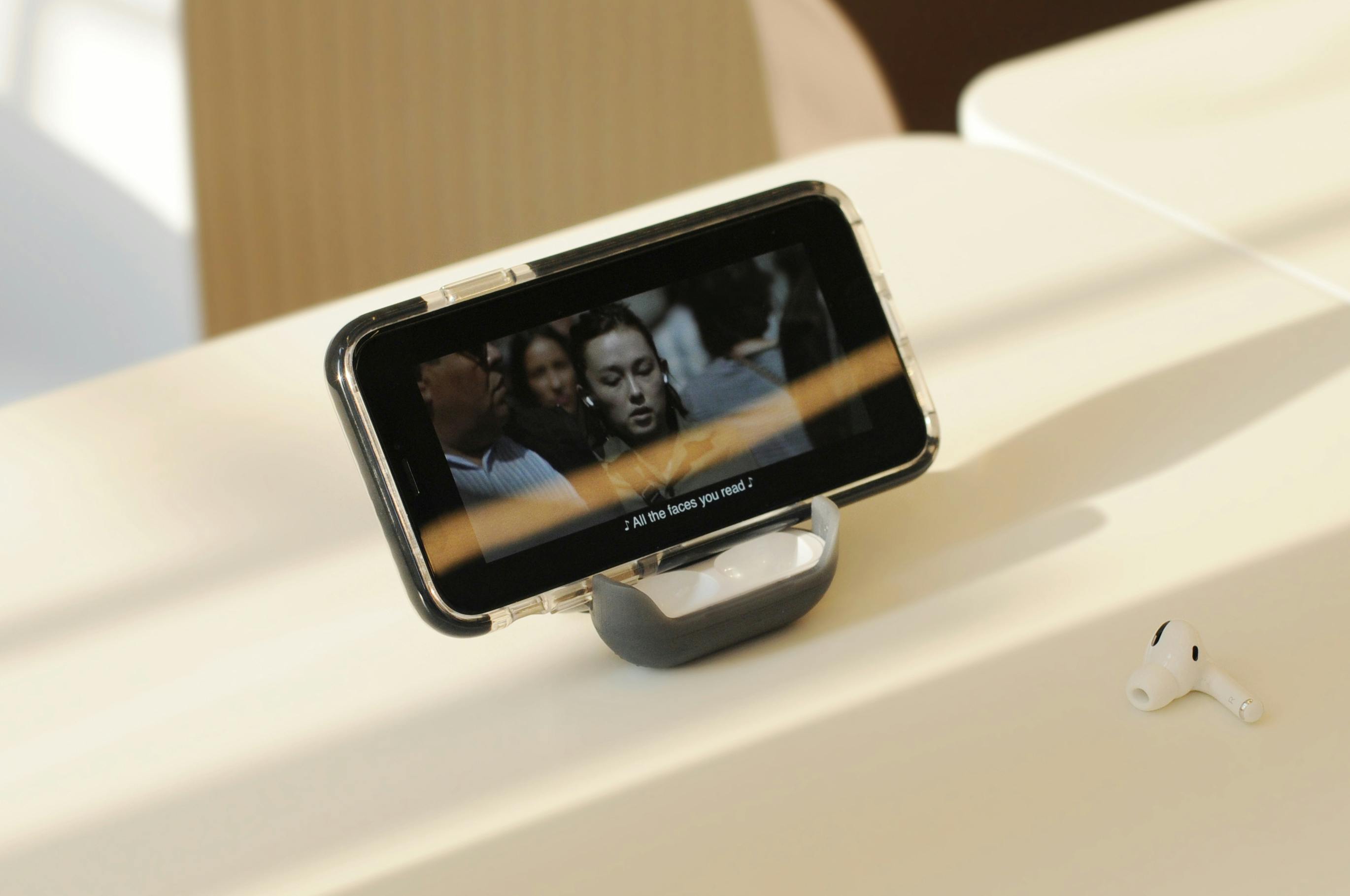 Airpodsケースがスマホスタンドになる Stand Case Campfire キャンプファイヤー Airpodsケースがスマホスタンドになる Stand Case Campfire キャンプファイヤー