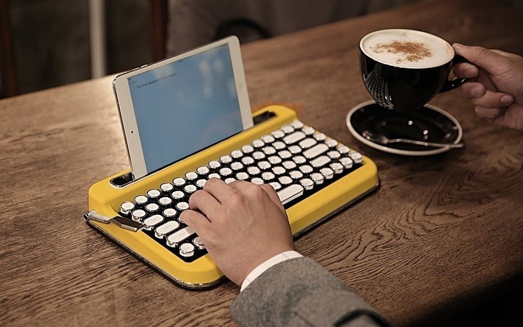 新しいレトロ。タイプライターワイヤレスキーボード「PENNA YELLOW