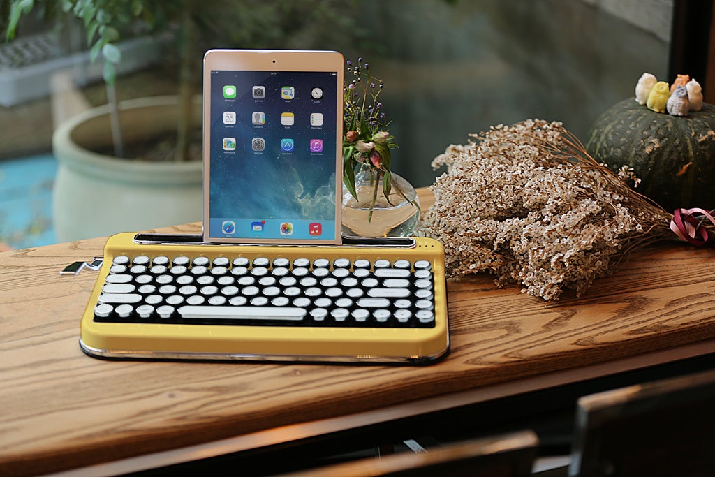 新しいレトロ。タイプライターワイヤレスキーボード「PENNA YELLOW