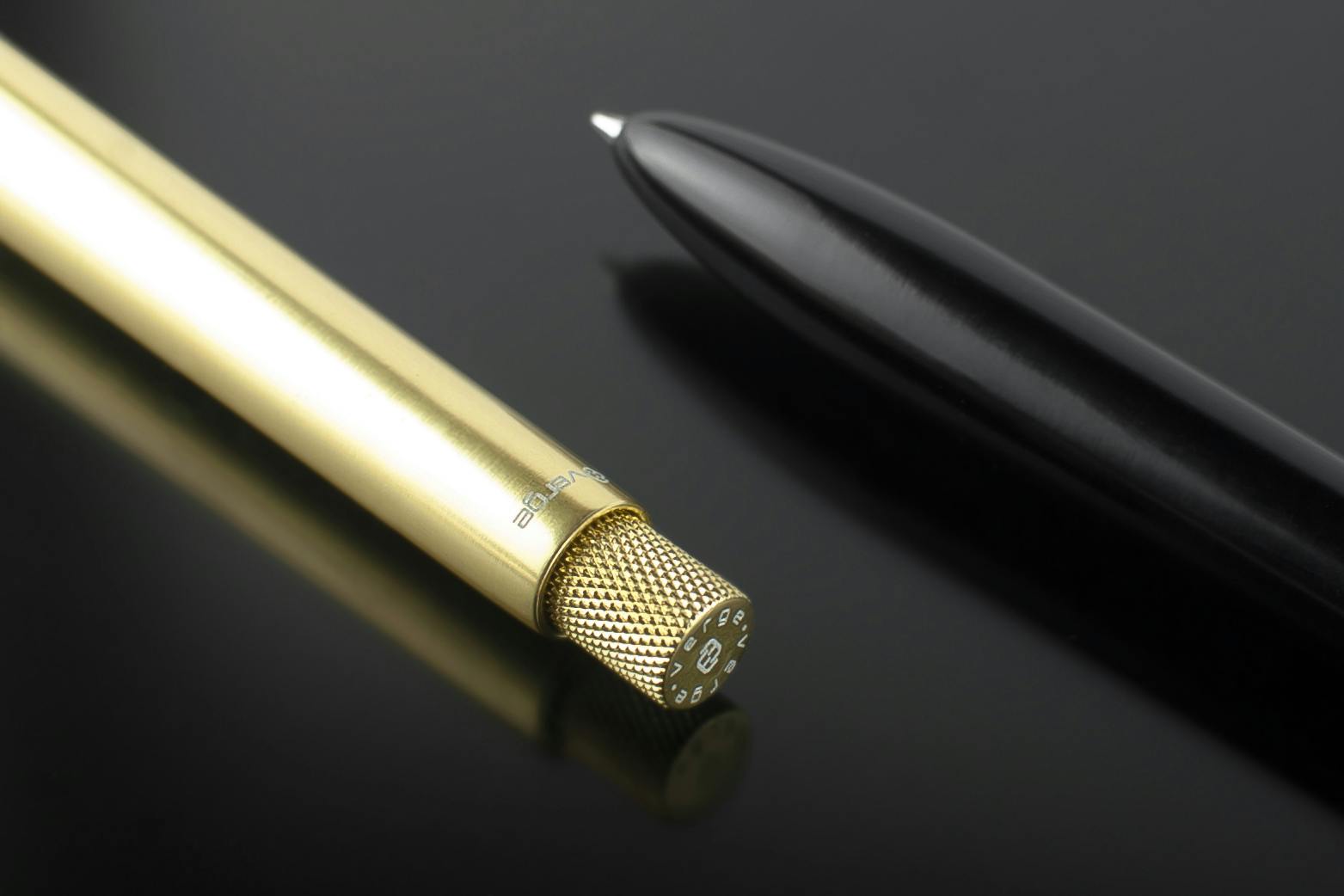 旧ソ連製のペンをモチーフにしたミニマリストのためのアルミ製ペン Sens Pen Campfire キャンプファイヤー 旧ソ連製のペンをモチーフにしたミニマリストのためのアルミ製ペン Sens Pen Campfire キャンプファイヤー