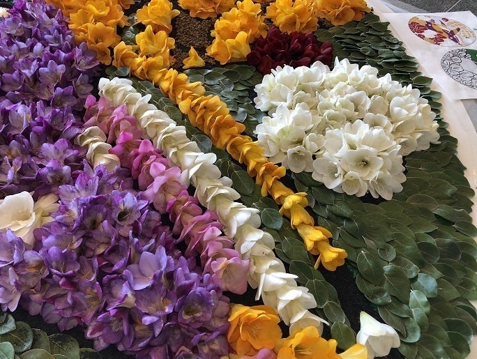 学校で作ったお花たて 廃棄される花で作った再生紙のスケッチブックを、 特別支援学校の子供