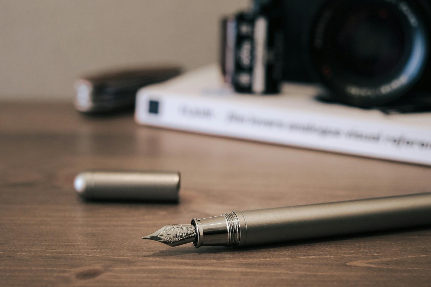 洗練されたデザインでスマートに 究極ミニマルなpvdブラックチタン万年筆 Tp4 Campfire キャンプファイヤー 洗練されたデザインでスマートに 究極ミニマルなpvdブラックチタン万年筆 Tp4 Campfire キャンプファイヤー