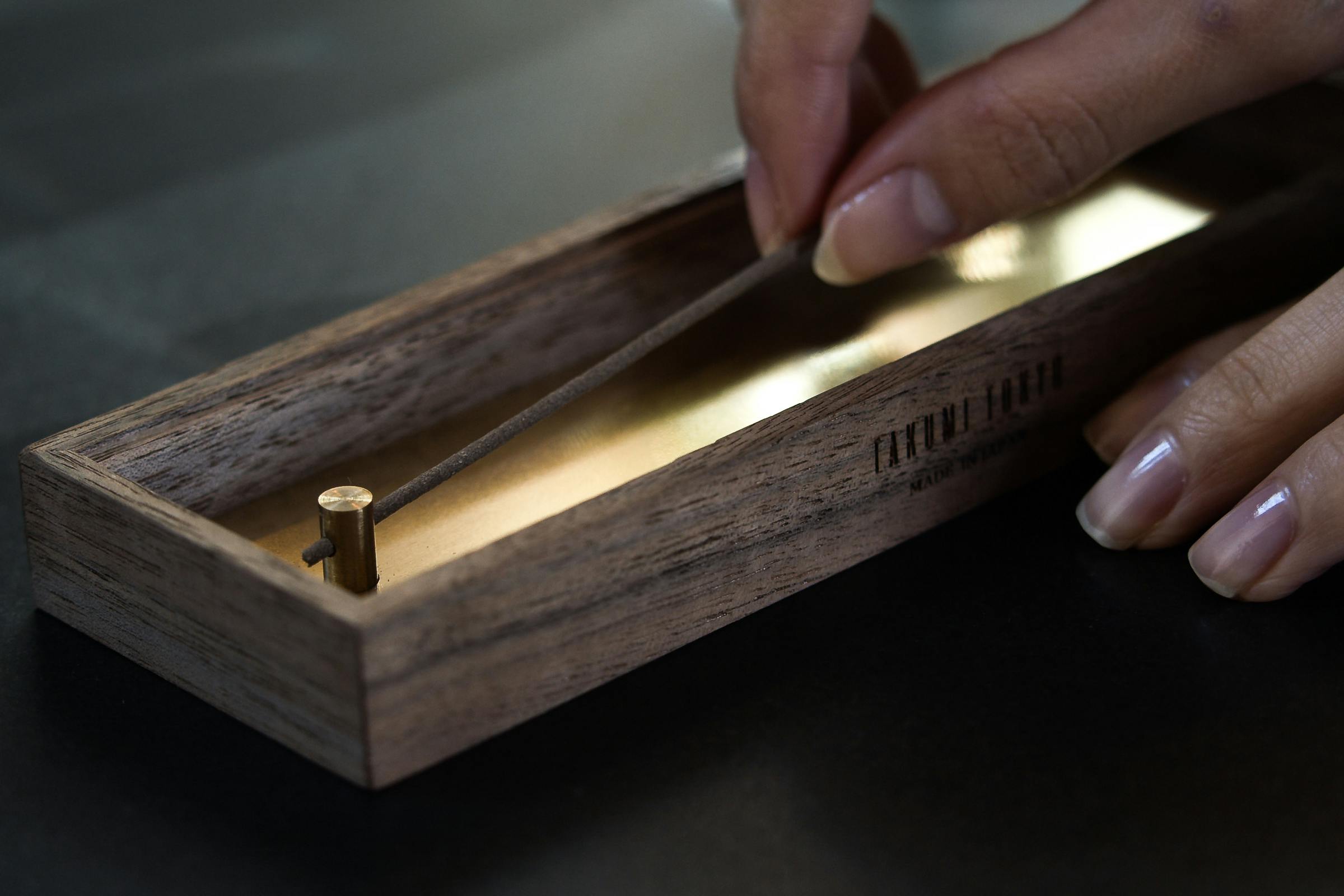 贅沢な時間を貴方に 真鍮とウォールナットで仕立てた上質な国産お香立て 凛 香炉 Campfire キャンプファイヤー 贅沢な時間を貴方に 真鍮とウォールナットで仕立てた上質な国産お香立て 凛 香炉 Campfire キャンプファイヤー