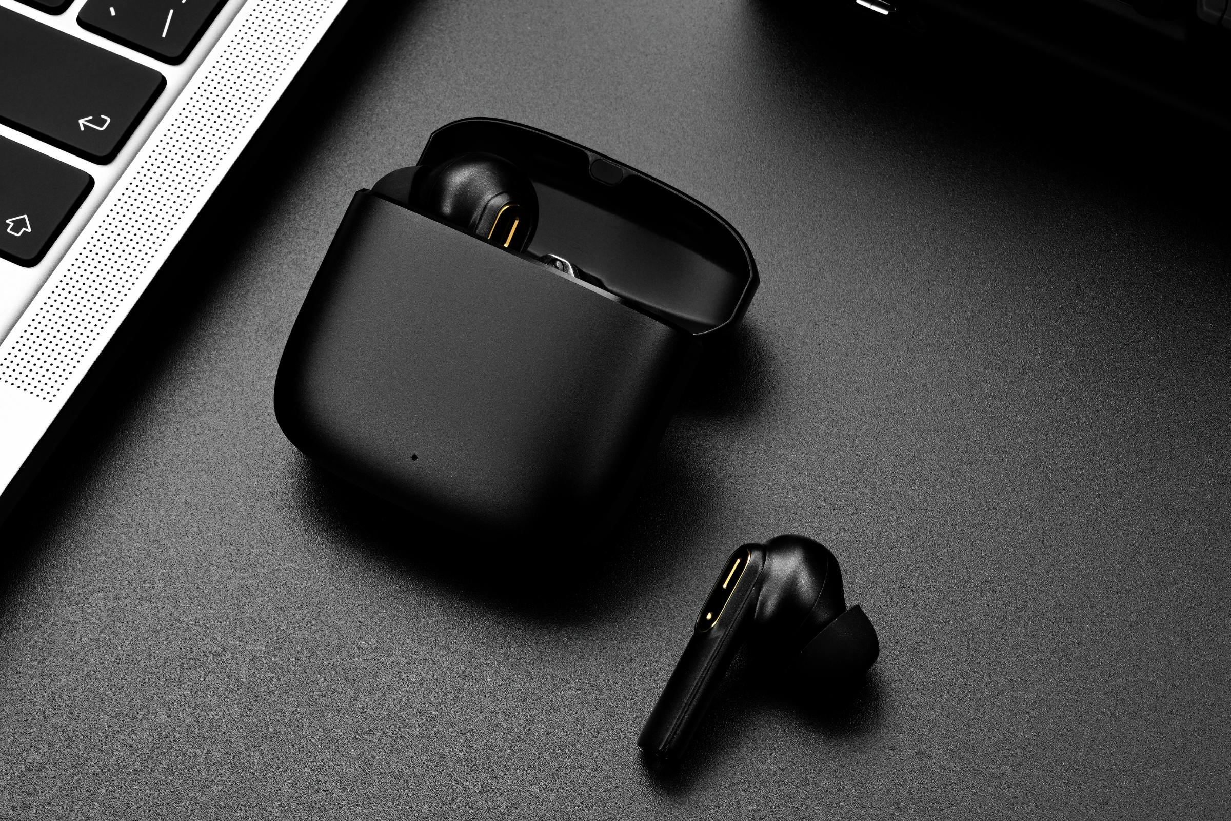 わずか5cmのコンパクト設計 高級感溢れる大人のワイヤレスイヤホン Zip Campfire キャンプファイヤー わずか5cmのコンパクト設計 高級感溢れる大人のワイヤレスイヤホン Zip Campfire キャンプファイヤー