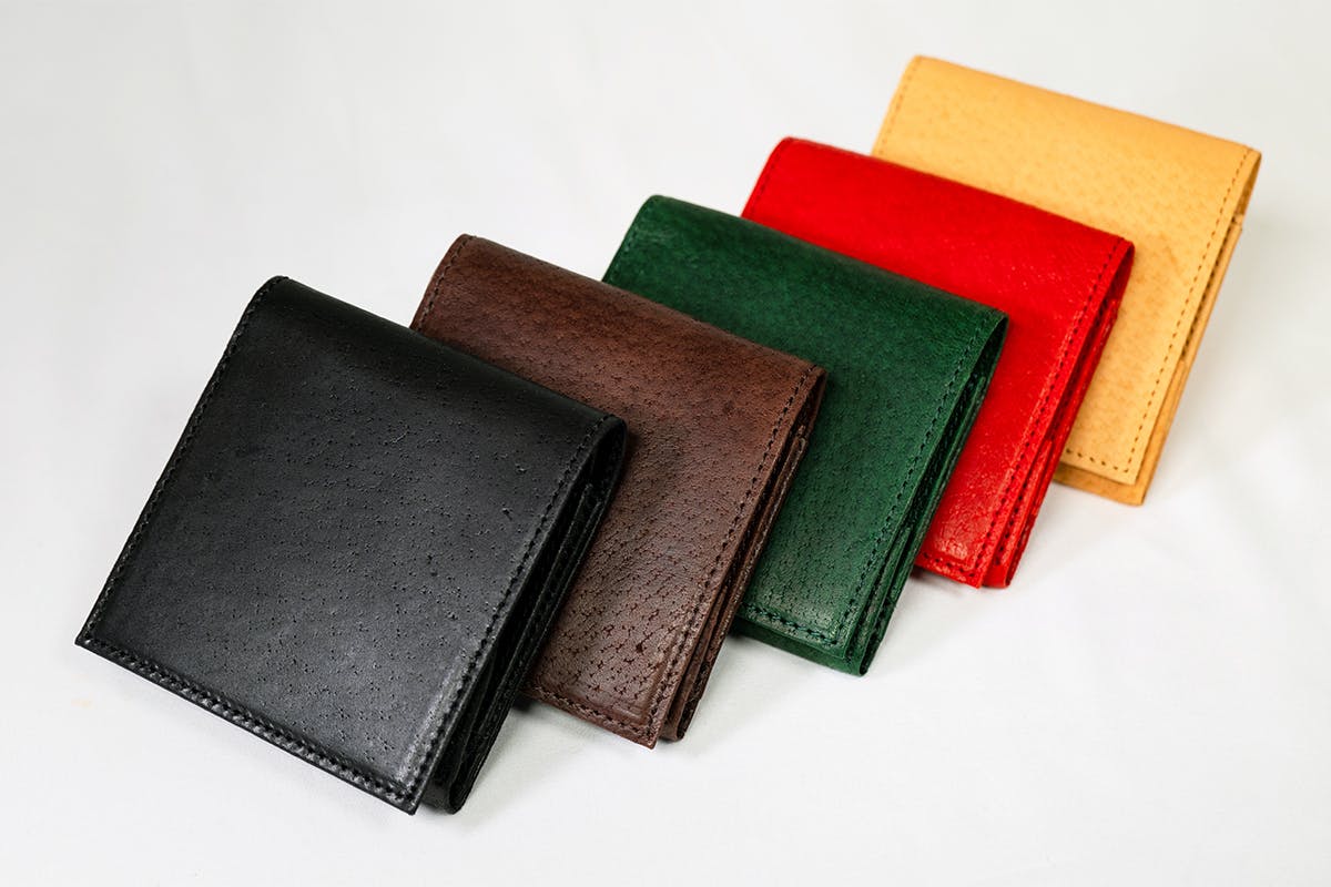 日本の野生イノシシ革 小さく薄い革財布 縦横約9cm厚さ1 4cm Catae Campfire キャンプファイヤー 日本の野生イノシシ革 小さく薄い革財布 縦横約9cm厚さ1 4cm Catae Campfire キャンプファイヤー