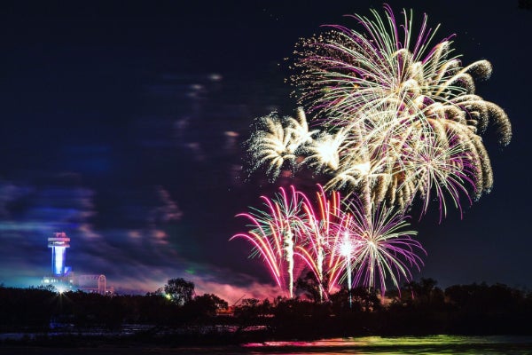 花火でみんなが笑顔で元気に コロナに負けるな 江南サプライズ花火 Campfire キャンプファイヤー